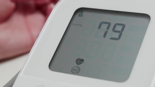 Tonométer Képernyő Közelkép Asztalon Vérnyomás Mérése — Stock videók