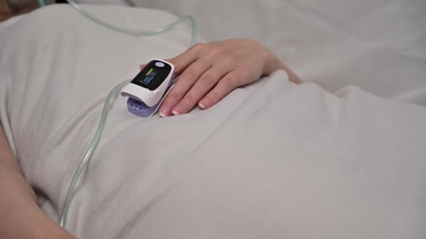 Рука Пульсометром Пальце Пальце Пациентки Лежащей Постели Палате Больницы — стоковое видео