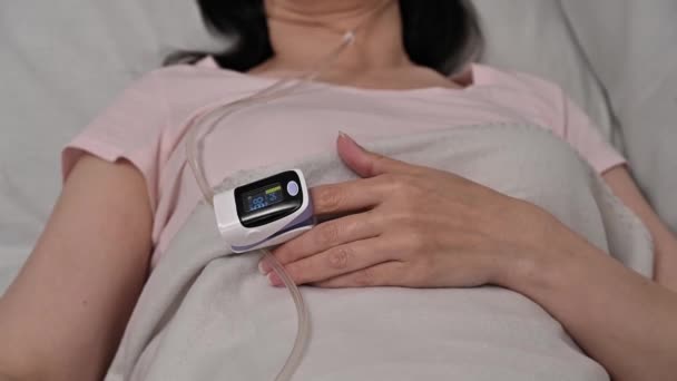 Женщина Пульсометром Пальце Лежит Постели Больничной Палате — стоковое видео