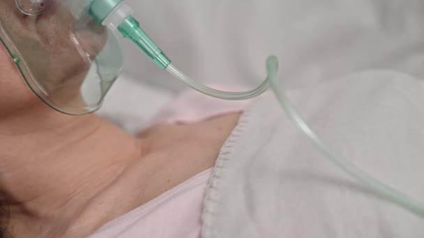 Máscara Oxígeno Presión Positiva Sobre Una Paciente Acostada Cama Una — Vídeos de Stock