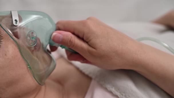 Maska Tlenowa Dodatnim Ciśnieniem Pacjentki Leżącej Łóżku Szpitalu Podczas Choroby — Wideo stockowe