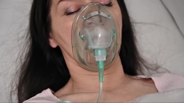 Máscara Oxígeno Presión Positiva Sobre Una Paciente Acostada Cama Una — Vídeos de Stock