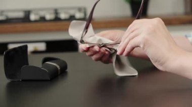 Kadının eli bardakları peçeteyle yıkıyor. Bardakları elle silme.