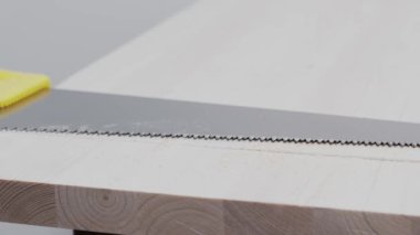 Ahşap kiriş kesen bir adam. Kendi ellerinle bir ev inşa etmek..