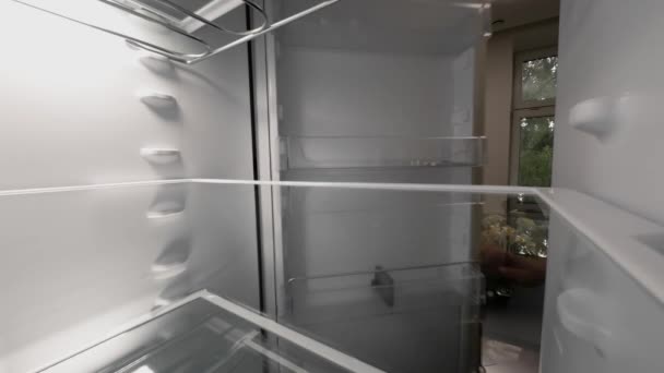 Když Člověk Hladový Podívá Ledničky Zkontroluje Prázdná Pov Úhel Pohledu — Stock video