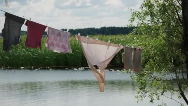 Différents Vêtements Séchent Sur Ligne Après Lavage Dans Contexte Rivière — Video