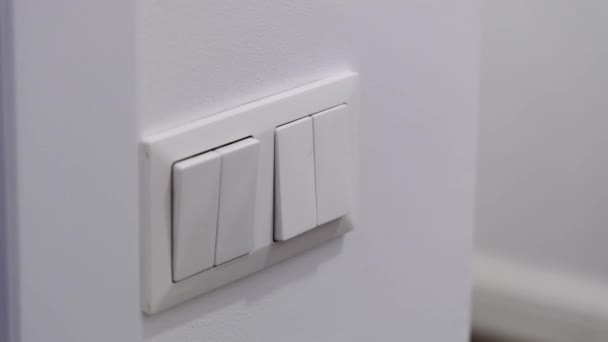 白い壁の白いライト スイッチ 部屋の明かりを消す — ストック動画