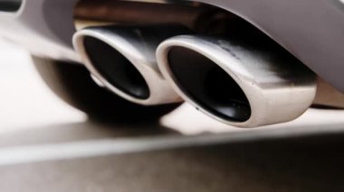 Motor çalışırken bir araba susturucusunun detayları. Arabanın egzoz borusunu kapat..
