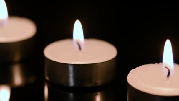Kleine Brandende Kaarsen Een Donker Spiegeloppervlak Dag Van Herinnering — Stockvideo