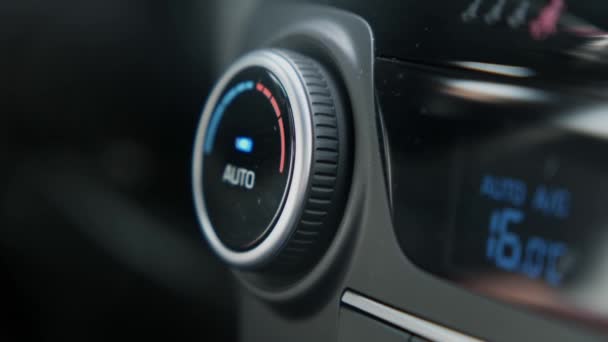 Uma Mulher Ajusta Sistema Condicionado Carro Aumenta Temperatura Carro — Vídeo de Stock