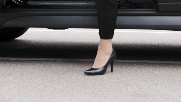 Geschäftsfrau Stöckelschuhen Steigt Aus Dem Auto Nahaufnahme Weiblicher Beine — Stockvideo