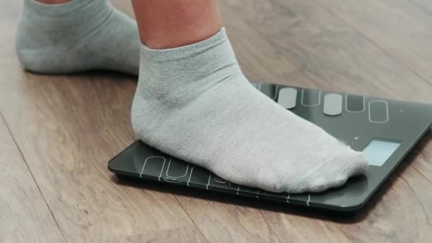 Tlusťoch Ponožkách Váze Muž Vážený Pro Regulaci Hmotnosti — Stock video