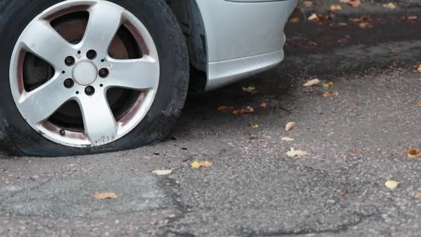 타이어의 클로즈업 거리에 부서진 — 비디오