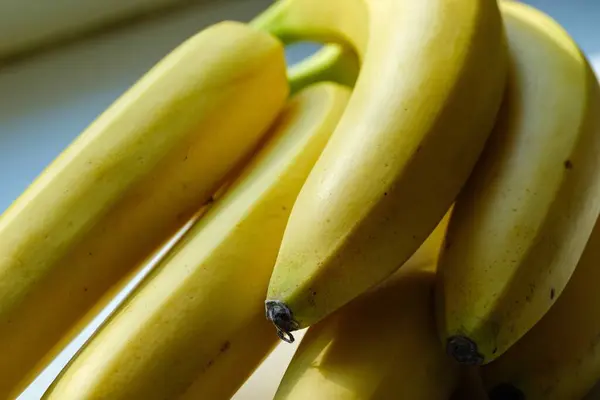 Białym Parapecie Jest Masa Dojrzałych Żółtych Bananów Banany Podświetleniu — Zdjęcie stockowe
