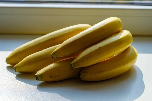 Vit Fönsterbräda Finns Ett Gäng Mogna Gula Bananer Bananer Bakgrunden — Stockfoto