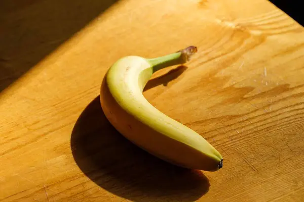 Organiczny Dojrzały Banan Leży Żółtym Stole Pokoju Banan — Zdjęcie stockowe