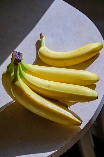 Banda Organicznych Dojrzałych Bananów Siedzi Stole Kuchennym Słońcu — Zdjęcie stockowe