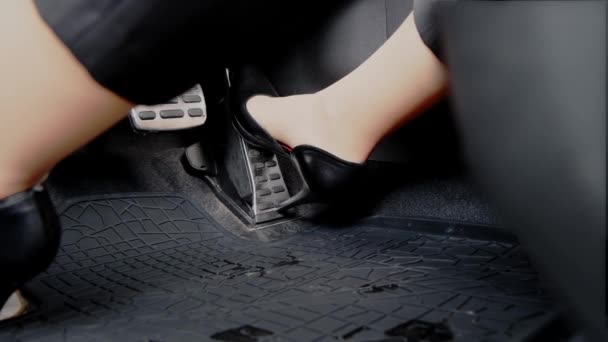 Uma Mulher Pressiona Acelerador Carro Motorista Feminina — Vídeo de Stock