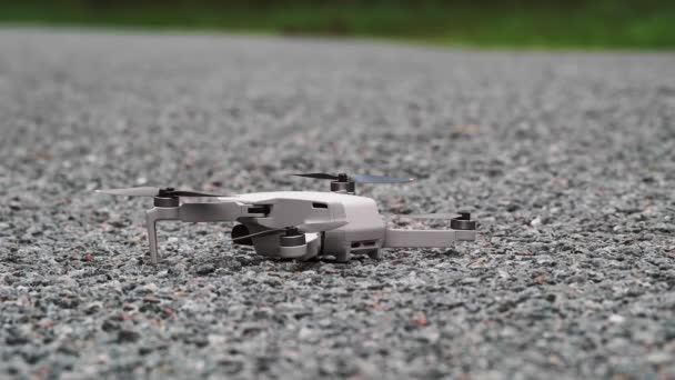 Pohled Malý Quadcopter Vzlétající Země Dron Odstartoval Silnice — Stock video