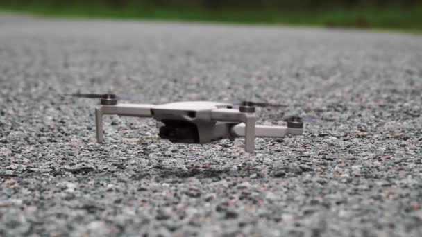Vista Pequeno Quadricóptero Pousando Chão Drone Estrada — Vídeo de Stock