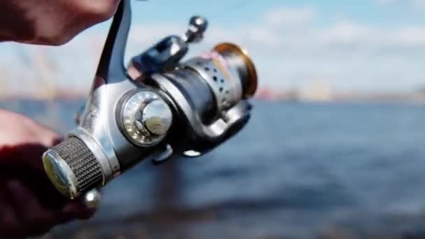 Linha Ferida Movimento Cambaleante Pescador Captura Peixe Rio — Vídeo de Stock