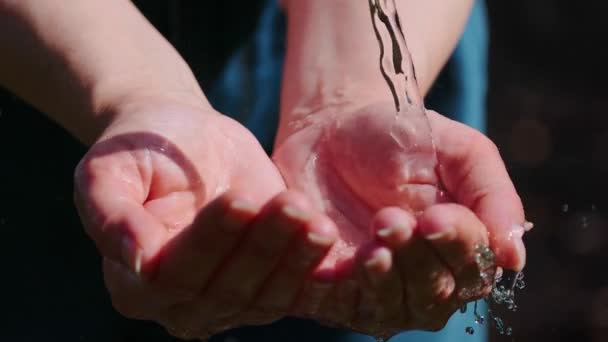 Uma Mulher Lava Mãos Livre Água Potável Natural Palma Sua — Vídeo de Stock