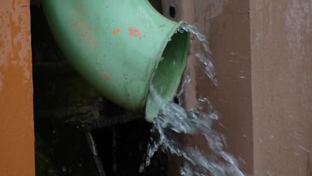 Close Água Chuva Flui Através Uma Tubulação Drenagem Chuva Forte — Vídeo de Stock
