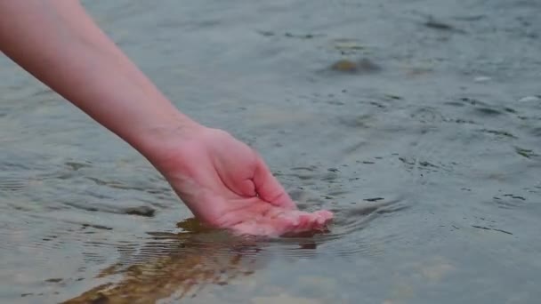 Mão Uma Mulher Toca Superfície Água Rio Uma Corrente Água — Vídeo de Stock