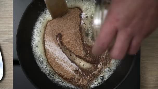 Cozinheiro Caseiro Mistura Ingredientes Para Fazer Caramelo Caseiro Frite Canela — Vídeo de Stock