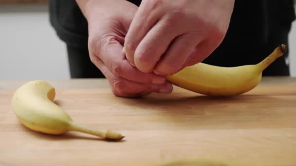 Крупним Планом Руки Чоловіка Чистить Банан Кухні — стокове відео