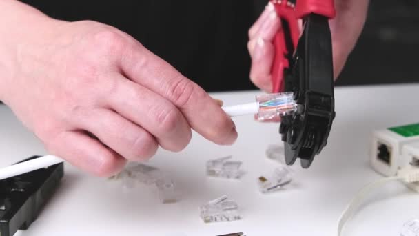 Inženýr Instaluje Nový Konektor Kabel Pomocí Nástroje Nástroj Pro Mačkání — Stock video