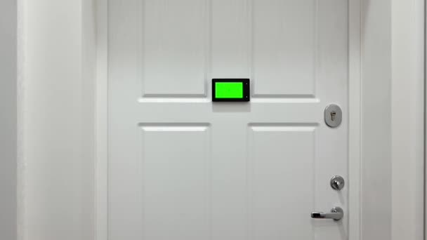 フロントドアの 緑色のビデオスクリーンです 家のためのビデオ監視システム — ストック動画