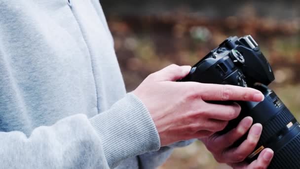 Close Das Mãos Fotógrafo Com Uma Câmera Fotógrafo Checando Uma — Vídeo de Stock