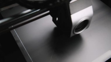 Elektronik 3D plastik yazıcı çalışıyor. Beyaz iplikten 3B yazdırma.