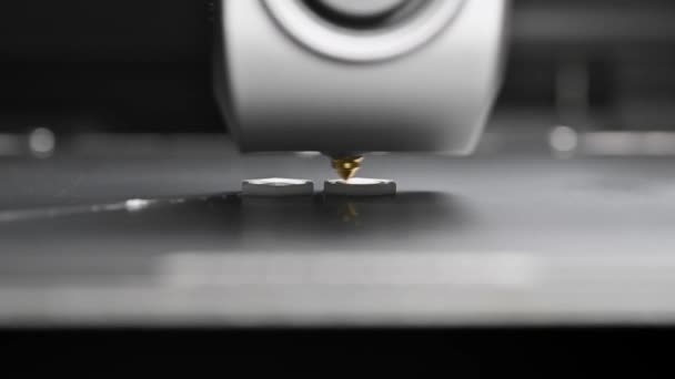 3Dプリンティング機は プラスチック製の技術製品を印刷しています プリンター ヘッド — ストック動画