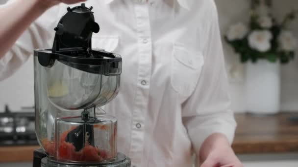 Eine Frau Stellt Mit Einer Saftpresse Tomatensaft Für Die Familie — Stockvideo