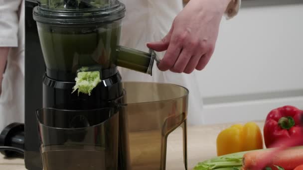 Kvinna Dränerar Grönsaksjuice Från Juiceapparat Hälsosam Avgiftning Vegetarisk Kost Med — Stockvideo