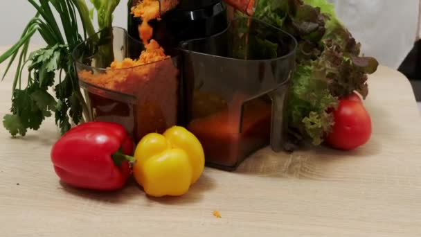 Жінка Робить Овочевий Сік Використовуючи Соковижималку Своїй Домашній Кухні Здорове — стокове відео