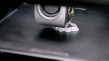 Faytonlu bir portal ve baskı platformuna beyaz plastikle yazdıran üç boyutlu bir yazıcının parmak izi başı. Katkı maddesi üretim konsepti