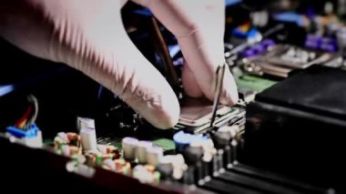 İşlemci, işlemci kurulumu. Yüksek teknoloji sektöründe yarı iletken bileşenler. Chipset ile yazdırılmış devre kartı.