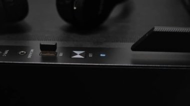 USB bağlantı noktaları ve göstergeleri olan bir oyun bilgisayarının üst paneli. USB bağlantı soketleri, güç ve sıfırlama düğmeleri olan Black Pc kulesi davası