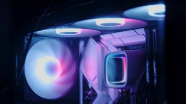 Canlı gökkuşağı RGB LED ışıklandırmalı özel bir oyun bilgisayarı. Bilgisayar ekipmanları.