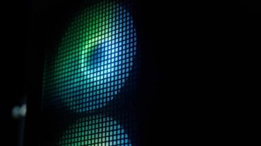 Oyun bilgisayarının ön panelinde çok renkli RGB LED ışıklandırma var. Bilgisayar ekipmanları.