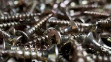 Düz tezgahlı galvanizli paslanmaz çelik vidalar. Galvanize gümüş vidaları yığın.