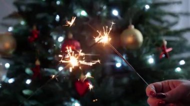 Noel Ağacı Işıkları ve Dekorasyonları Yakındaki El Yapımı Maytaplarla Parıltılı Tatil Kutlaması