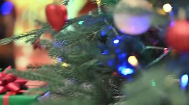 Güzel paketlenmiş hediyeler ve sıcak şöminenin yanında dekore edilmiş bir ağaç ile rahat bir Noel Sahnesi