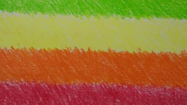 Renkli kağıt yüzeyinde renkli kalem gölgeleriyle canlı soyut çizim