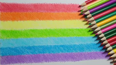 Canlı Renkli Kalemler Beyaz Kağıt Üzerinde Gökkuşağı Çizimi Oluşturuyor