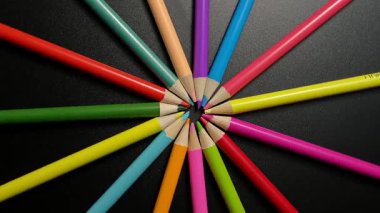 Siyah Yüzeyde Yaratıcı Sanat Tedarikçilerini Vurgulayan Radikal Renkli Kalemler