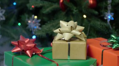 Cozy Holiday Setting 'deki Dekoratif Ağacın Altında Renkli Fiyonklu Noel Hediyeleri